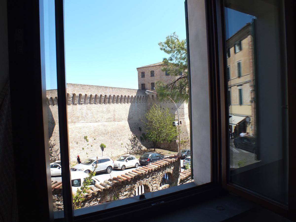 Il Torrione Bed & Breakfast Iesi Bagian luar foto